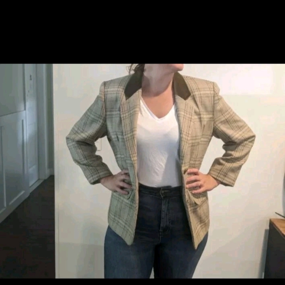 Plaid Women's Jacket with Black Collar